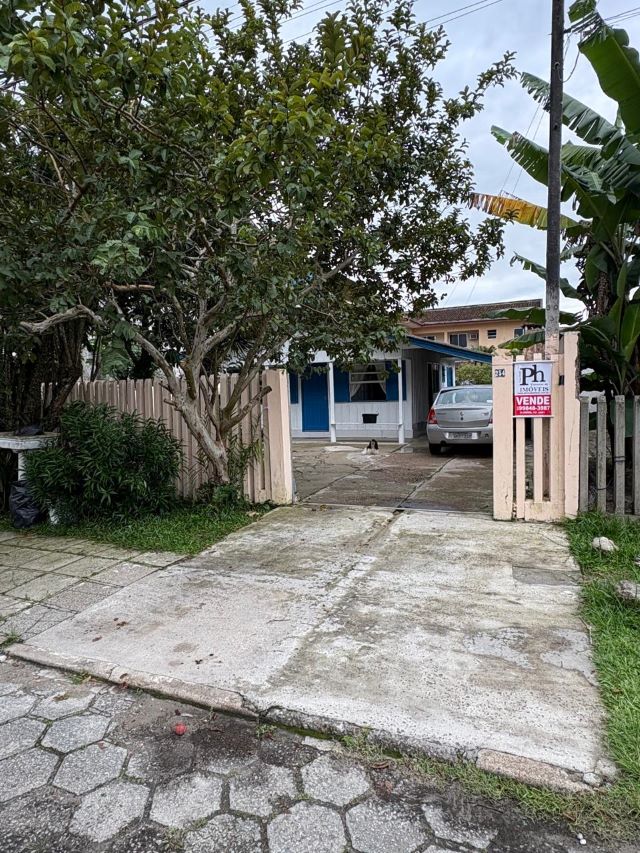 Excelente sobrado central.
Contem uma casa de madeira na parte da frente. - Guaratuba